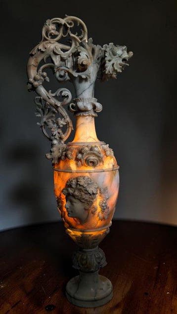 Vase - Albâtre - Vase avec une figure féminine, Antiquités & Art