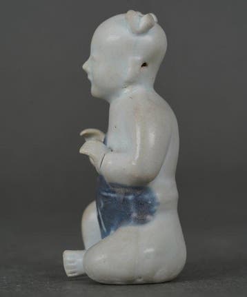 Kangxi (1662-1722) - Beeldje - Seated Boy with Blue Glazed