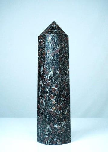 Onbehandeld - Rode granaat in biotietmatrix Obelisk -, Verzamelen