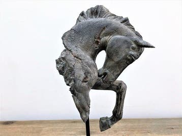 sculptuur, Paard op voetstuk - 43 cm - Polystone/ Resin, Antiek en Kunst
