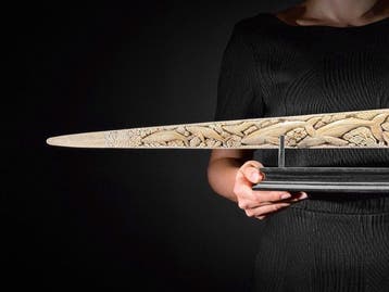 SANS RÉSERVE - Ivoire despadon patiné et finement sculpté -, Antiek en Kunst
