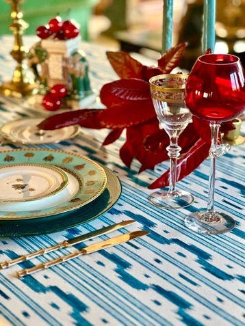 Tafelkleed met een ikat-stijl patroon voor grote tafels. -