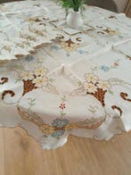 Tafelkleed - 140 cm - 135 cm - Handgevoerd geborduurd