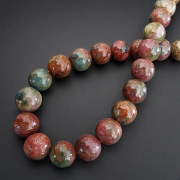 Armband van natuurlijke robijn in zijn matrix van cyaniet, Verzamelen