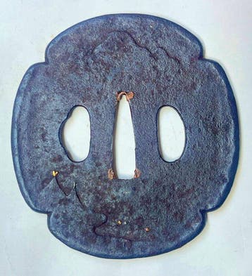 Pêcheur sous un pin, motif de rivière, grand tsuba - Japon -