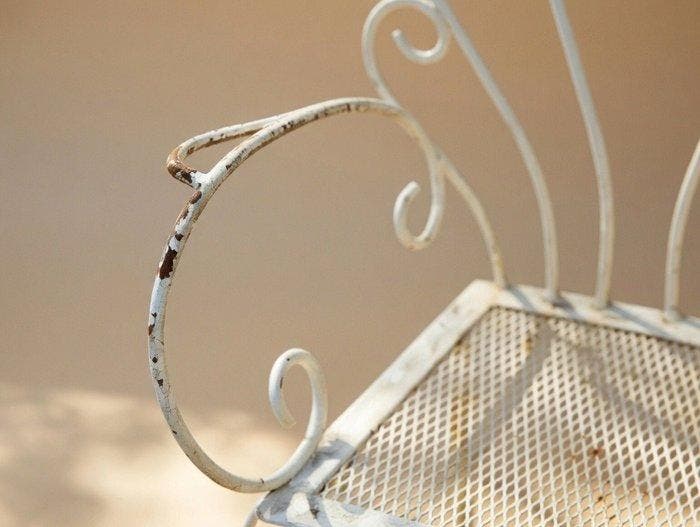Stoel - Smeedijzer, Metaal - Een paar witte tuinstoelen met, Antiek en Kunst, Curiosa en Brocante