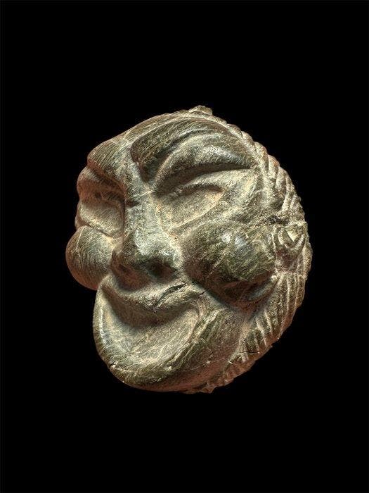 Oud-Romeins grijze steen zeldzaam masker van Bacchus - 40 mm, Verzamelen, Mineralen en Fossielen