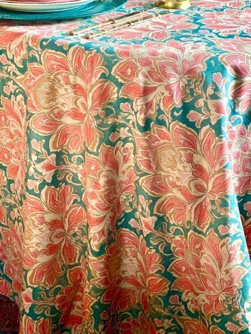 Tafelkleed met grote exotische bloemen voor ruime tafels.