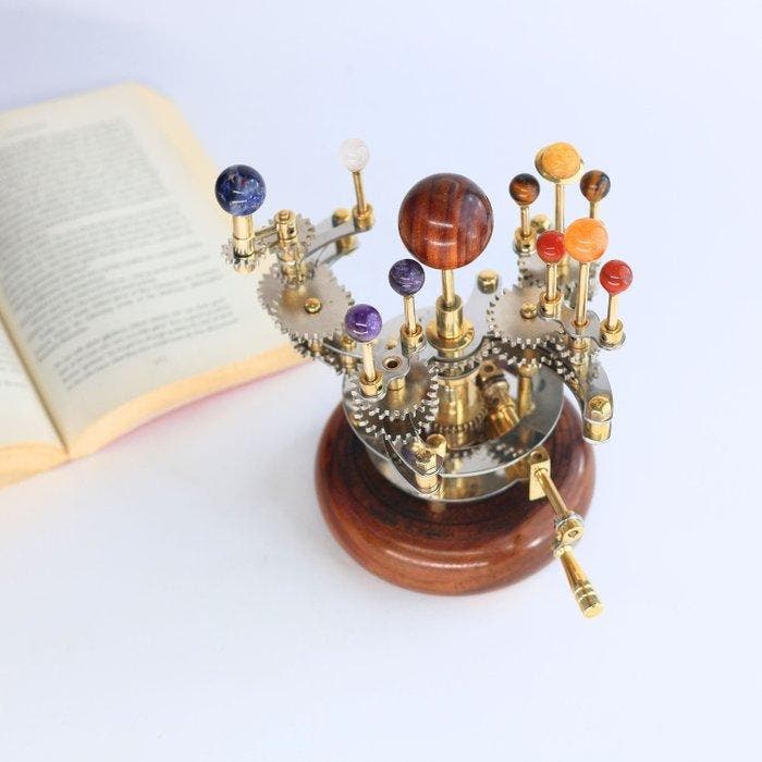 Planetarium Orrery S. Nr. 77 - Luxe orrery met stenen - 2025, Antiquités & Art, Curiosités & Brocante