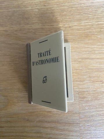 Pixi 5609 - Figurine - Le Traité dastronomie - Les objets