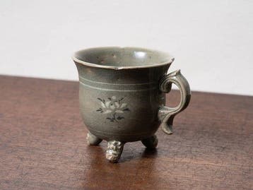 Tasse en céladon de Goryeo avec motif de lotus incrusté -