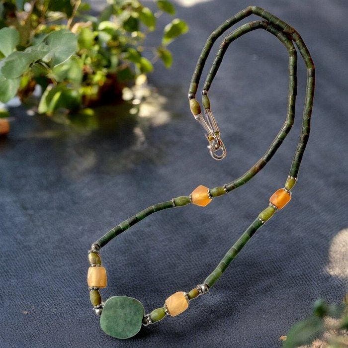 Collier en pierre - Aventurine et grenat orange - Hauteur :, Collections, Minéraux & Fossiles