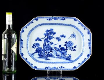 Een grote Chinese blauw-witte octogonale Cranes schotel,