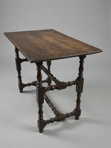 Table - Une table d’appoint espagnole en noyer du XVIIIe, Antiquités & Art