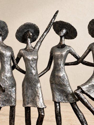 sculptuur, Moderne XL sculptuur van vier dansende vrouwen op