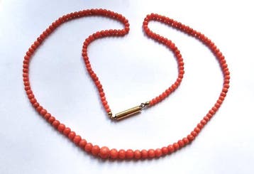 Collier or jaune 18 carats - corail saumon - 63 cm de long
