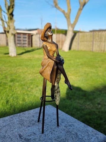 Beeld, Bronze Lady with Hat on Bar Stool - 27.5 cm - Brons
