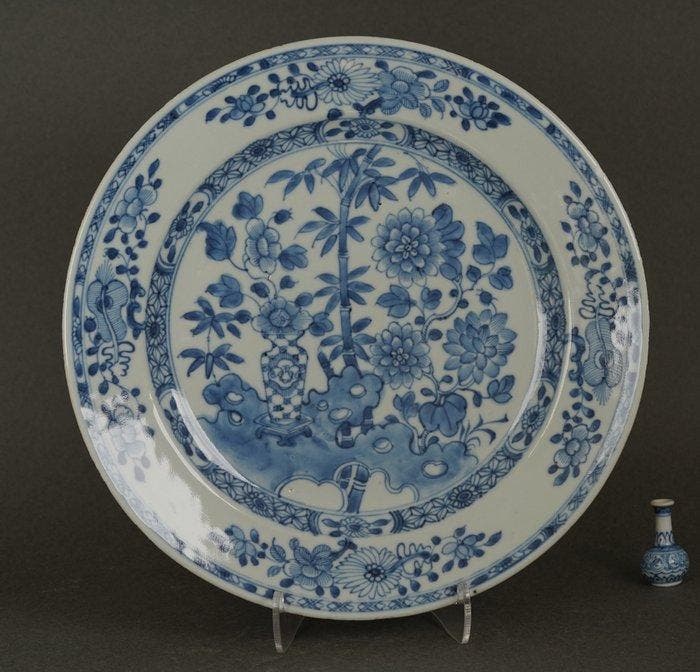 Qianlong (1735-1796) - Bord - A Lions Head Vase with Peonies, Antiquités & Art, Antiquités | Autres Antiquités