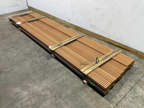 Veiling - 25x Rhombusprofielplank rib5 Ayous thermowood 420x, Doe-het-zelf en Bouw, Hout en Planken, Nieuw