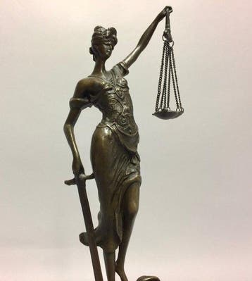 Beeldje - Bronzen beeld vrouwe justitia op hoge voet -