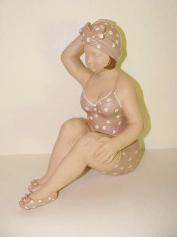 Beeldje, Mollige Bade Dame Badenixe Statuette, eine Dame in