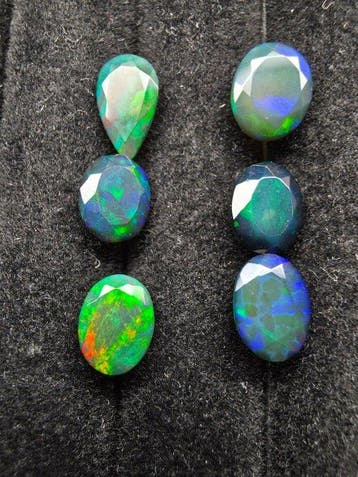 7.18cts Zwarte Opaal Faceted- 1.44 g - (6)