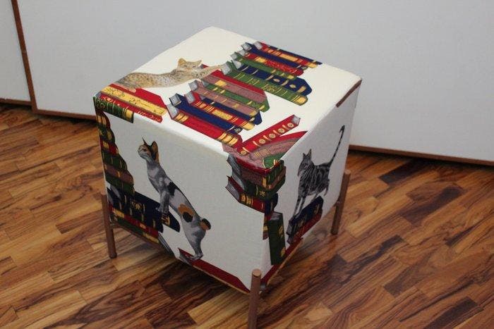 Poef - met vintage Fornasetti-stof - stof, hout, metaal,, Antiek en Kunst, Antiek | Meubels | Stoelen en Sofa's