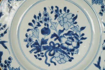 Kangxi (1662-1722) - Bord - Cornucopia with Peonies,