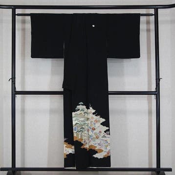 Zwarte formele Kurotomesode kimono met een schilderachtig