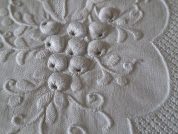 Kunstwerk! Spectaculair laken uit de bruidsset met kostbaar
