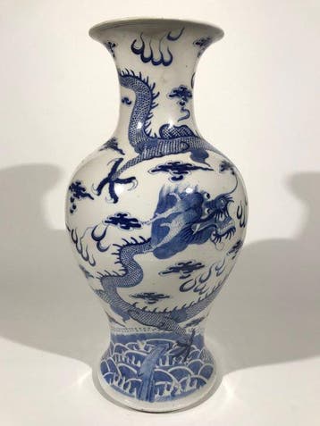 Grand vase balustre chinois bleu et blanc « Dragon » du XIXe
