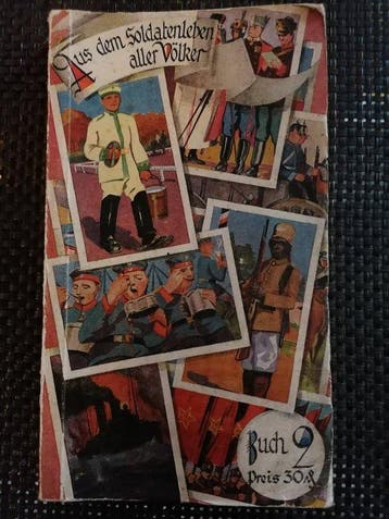 Sammlung von 5 Sammel bildalben über Soldaten, Uniformen
