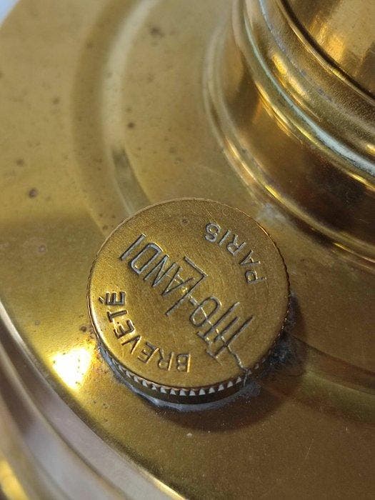 Paire de lampes à pétrole vintage en laiton et bois –, Antiquités & Art, Curiosités & Brocante