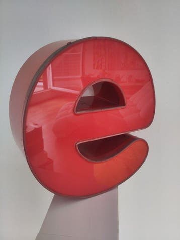 Figuur - e Voormalige verlichte letter in prachtige