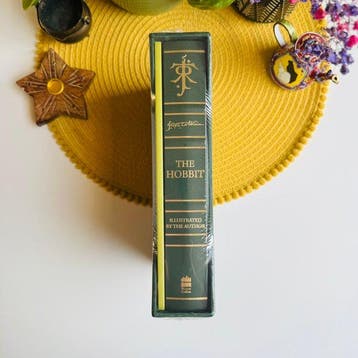J. R. R. Tolkien (illustrated by Tolkien) - The Hobbit,