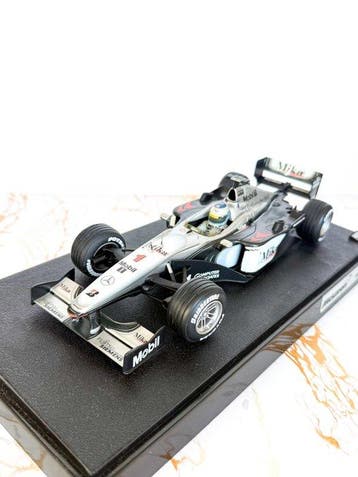 Modelauto - Hot Wheels Racing 1:18 scale McLaren Mercedes