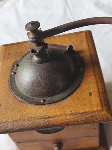 Peugeot frères - Peugeot frères - Koffiemolen - massief hout, Antiek en Kunst