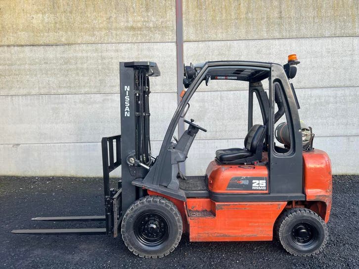 Nissan UD02A25PQ chariot élévateur 2,5 tonne gaz, Articles professionnels, Machines & Construction | Chariots élévateurs & Transport interne