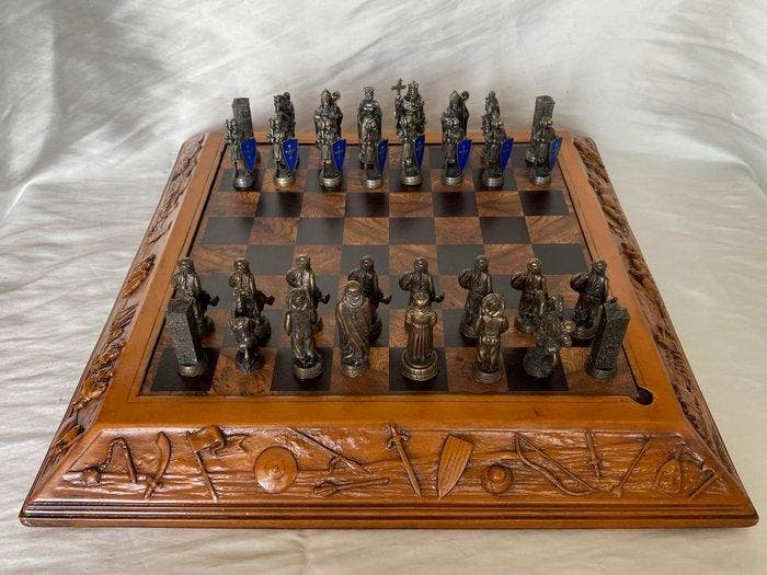 Schaakspel - Spelbord van hout met reliëf en bronzen figuren, Antiek en Kunst, Curiosa en Brocante
