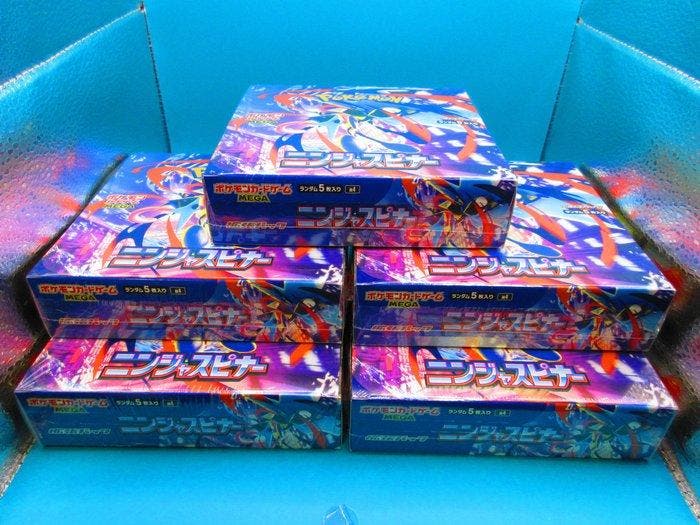 Pokémon - 5 Booster box - Ninja Spinner - New Release March, Hobby en Vrije tijd, Verzamelkaartspellen | Pokémon