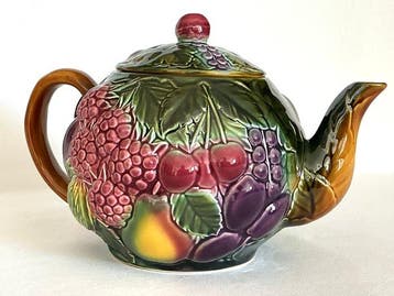 Barbotine faïence Theepot versierd met Blaadjes & kleurige
