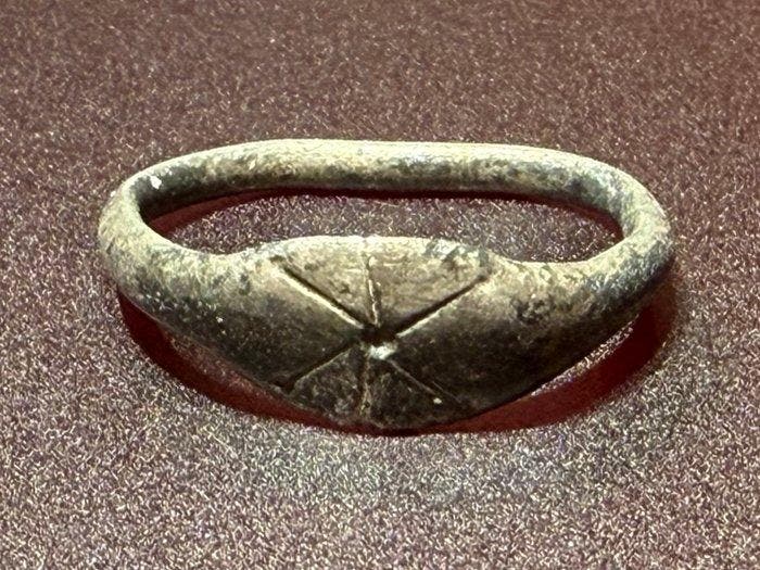 Oud-Romeins Zilver Ring met een belangrijk vroegtype van een, Handtassen en Accessoires, Antieke sieraden