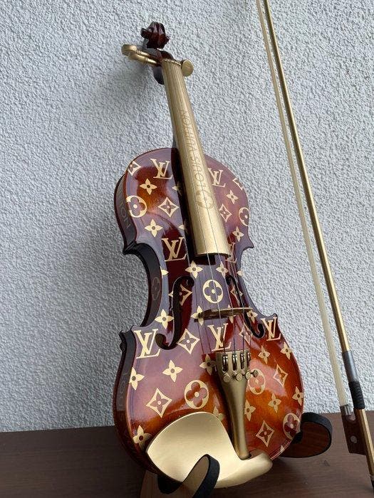 J.Reinhardt - Custom Louis Vuitton Violin - Luxury Brown &, Antiek en Kunst, Kunst | Designobjecten