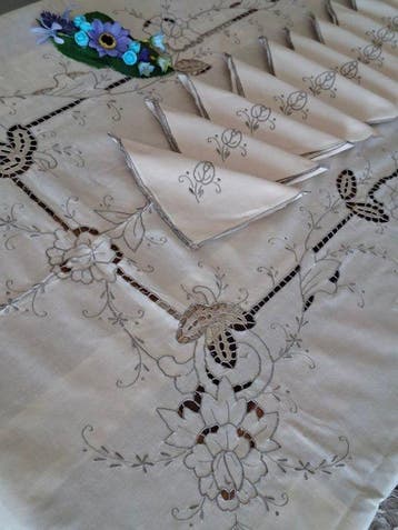 Verfijnde handdoek met prachtige handgemaakte borduursels