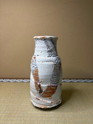 Japanse Shino-aardewerk bloemenvaas (Hanaire) – wit