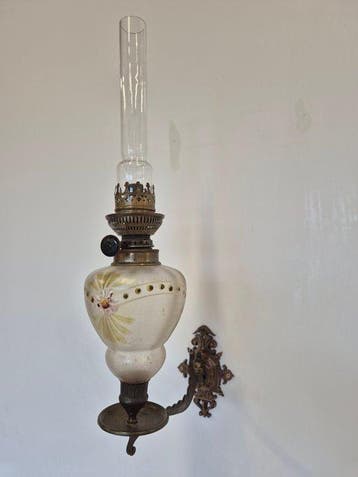 Lampe murale - Laiton moulé, verre peint - Lampe à pétrole, Antiquités & Art