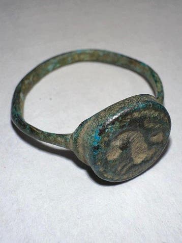 Romain antique Bronze Grand anneau gravé dun lion — signet