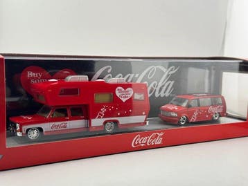 M2 1:64 - Modelauto (2) - Chevrolet camper rig and Chevrolet