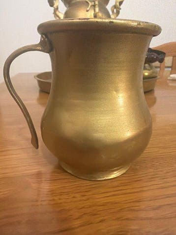 Traditioneel samovarservies met theepot, kop en schaal. -