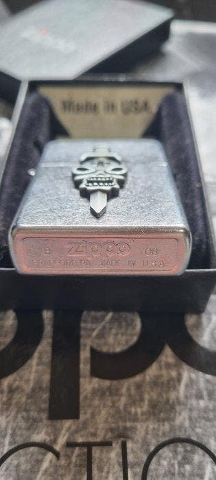 Zippo - Original Zippo Rarität Totenkopf und Dolch Emblem 3D, Verzamelen, Rookartikelen, Aanstekers en Luciferdoosjes